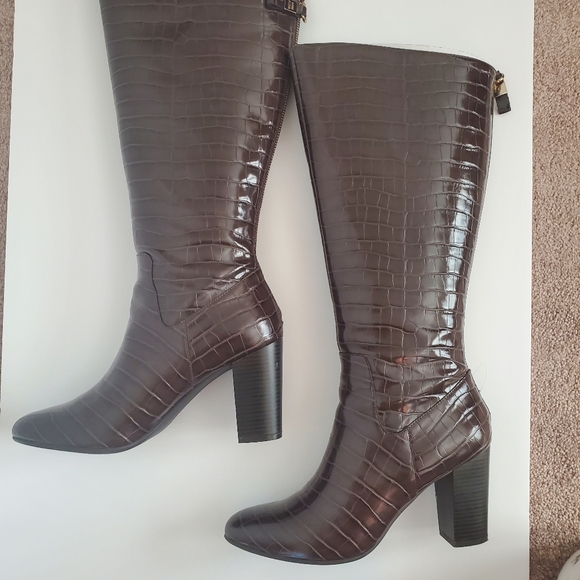 Holding Item 🩷 Just In Case - Picture 3 of 7